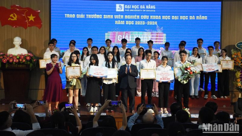 11 đề tài nghiên cứu khoa học xuất sắc của sinh viên Đà Nẵng được trao Giải thưởng Sinh viên nghiên cứu khoa học năm học 2023-2024. (Ảnh: ANH ĐÀO)